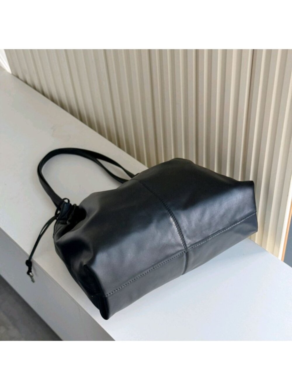 Marc Jacobs The Cristina Chain-Embellished Drawstring Leather Tote Black OS - Picture 8 of 12
